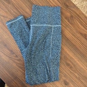 Athleta Salutation Stash Pocket II Printed 7/8 Tight Blue Leopard Women's XS